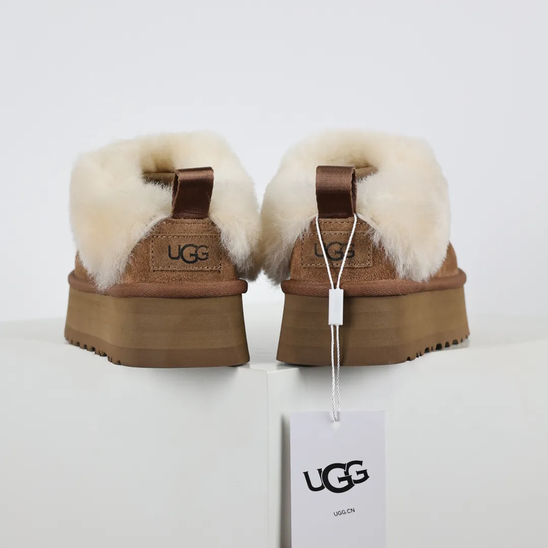 Pick up locally 💰600 Core recommended good price Independently developed original outsole, cashmere insole, keeping warm in winter, suitable for home use. In recent years, uug has launched a style series, which is partially skewed towards the preferences of young consumers, and has also been at the forefront of fashion trends. Shoe body material, water-repellent coated suede upper, 17mm UGGPURE™ implanted wool insole, lightweight non-slip and comfortable rubber outsole, with brand LOGO, complete packaging, size: 35 36 37 38 39 40
